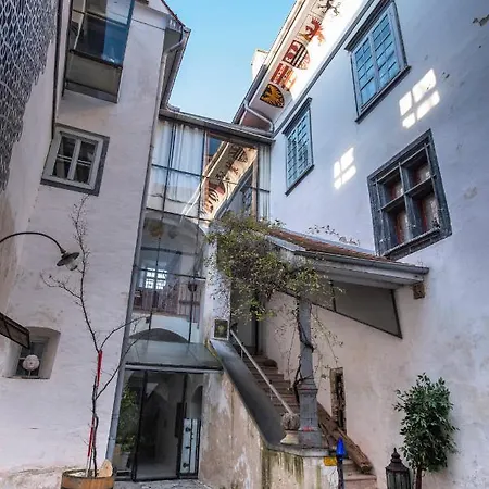 Schloss Aichberg Bed & Breakfast