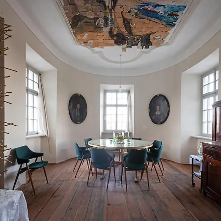 Schloss Aichberg Bed & Breakfast 3*